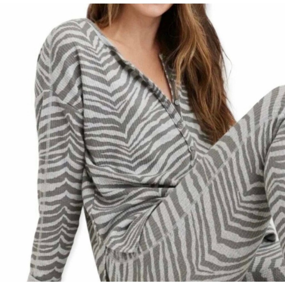 Aerie Zebra‎ Print Thermal Henley Long Sleeve Top Medium Gray White Waffle Knit